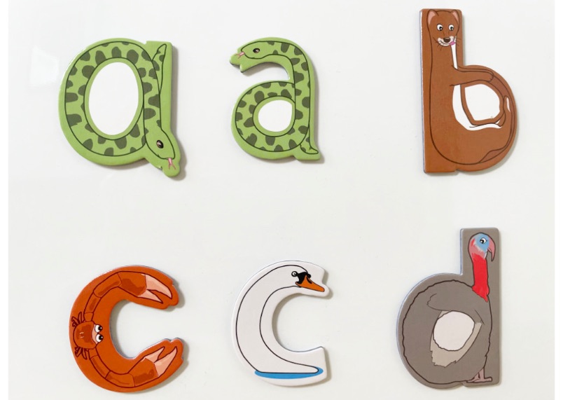 Figurines lettres zoogotos transformées en magnets pour le tableau de la classe ou le frigo de la maison.